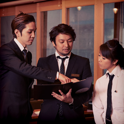 写真:・サービススタッフの打ち合わせシーン