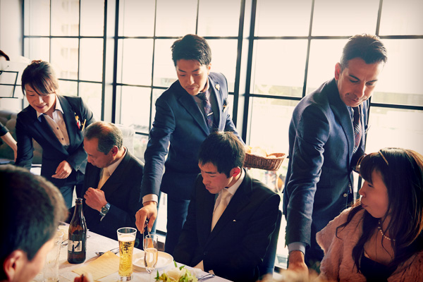 写真:キッチンスタッフの調理シーン